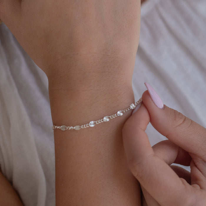Dainty Chain vs. Strong Chain: What Works Best for Permanent Jewelry?